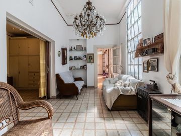 Casa y departamento en el mismo lote en venta con depósito y cochera