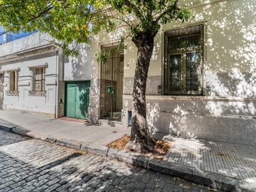Casa y departamento en el mismo lote en venta con depósito y cochera