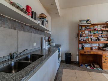 Casa y departamento en el mismo lote en venta con depósito y cochera