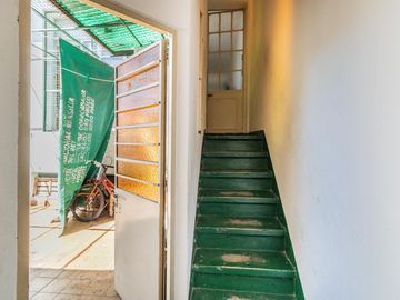 Casa y departamento en el mismo lote en venta con depósito y cochera