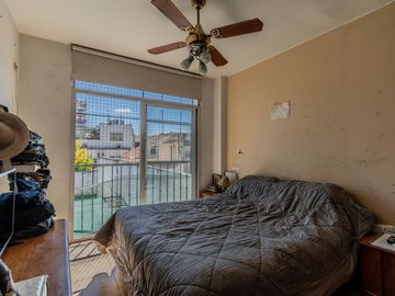 Casa y departamento en el mismo lote en venta con depósito y cochera