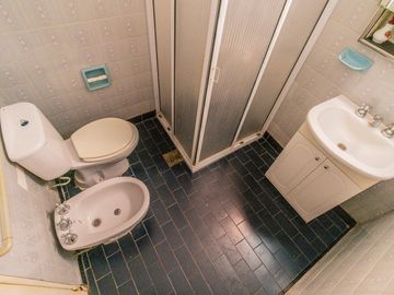 Casa y departamento en el mismo lote en venta con depósito y cochera