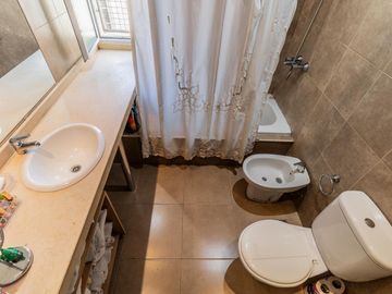 Casa y departamento en el mismo lote en venta con depósito y cochera
