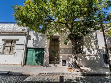 Casa y departamento en el mismo lote en venta con depósito y cochera
