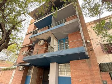 Departamento de 1 dormitorio en piso 1 por escalera en Pellegrini al 300, zona Abasto, SMT