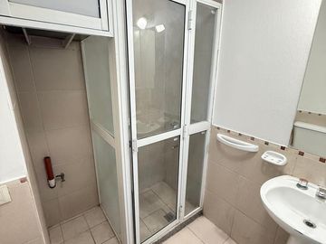 Departamento de 1 dormitorio en piso 1 por escalera en Pellegrini al 300, zona Abasto, SMT
