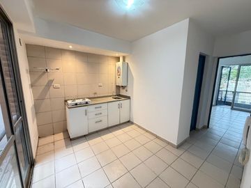 Departamento de 1 dormitorio en piso 1 por escalera en Pellegrini al 300, zona Abasto, SMT