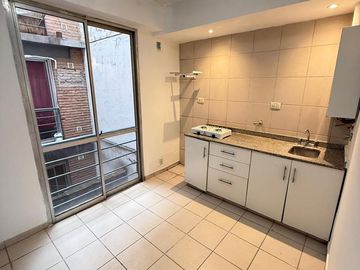 Departamento de 1 dormitorio en piso 1 por escalera en Pellegrini al 300, zona Abasto, SMT