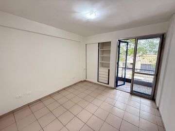 Departamento de 1 dormitorio en piso 1 por escalera en Pellegrini al 300, zona Abasto, SMT