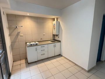 Departamento de 1 dormitorio en piso 1 por escalera en Pellegrini al 300, zona Abasto, SMT