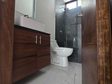 Amplia casa en VENTA en VALLE IMPERIAL