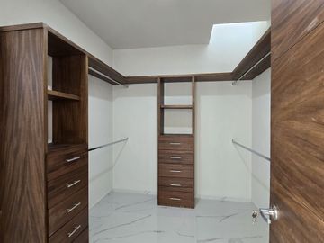 Amplia casa en VENTA en VALLE IMPERIAL