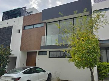 Amplia casa en VENTA en VALLE IMPERIAL