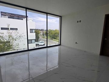 Amplia casa en VENTA en VALLE IMPERIAL