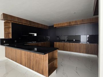 Amplia casa en VENTA en VALLE IMPERIAL
