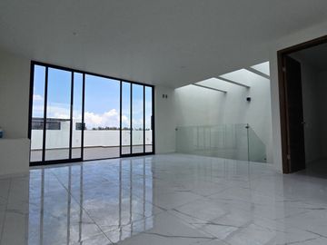 Amplia casa en VENTA en VALLE IMPERIAL