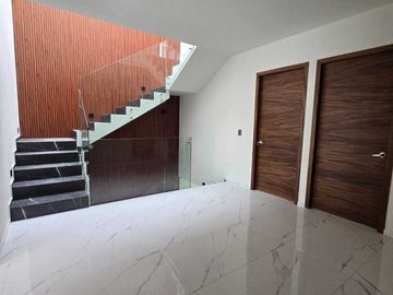 Amplia casa en VENTA en VALLE IMPERIAL