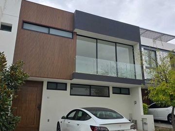 Amplia casa en VENTA en VALLE IMPERIAL