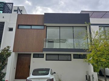 Amplia casa en VENTA en VALLE IMPERIAL