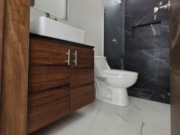 Amplia casa en VENTA en VALLE IMPERIAL