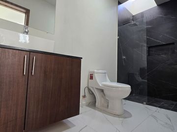 Amplia casa en VENTA en VALLE IMPERIAL