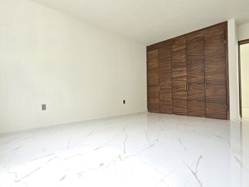 Amplia casa en VENTA en VALLE IMPERIAL