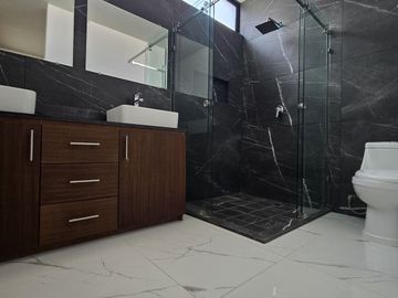 Amplia casa en VENTA en VALLE IMPERIAL