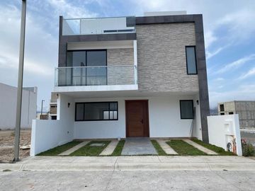 Hermosa Casa en Villa airosa