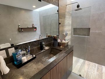 VENTA Casa amplia en  Zibata, Qro.