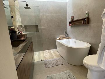 VENTA Casa amplia en  Zibata, Qro.