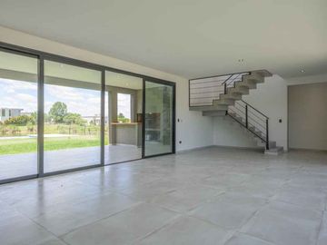 La mejor casa a la venta El Cantón Norte al agua