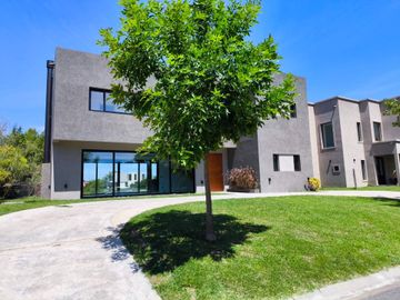 La mejor casa a la venta El Cantón Norte al agua
