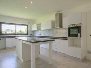 La mejor casa a la venta El Cantón Norte al agua
