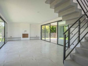 La mejor casa a la venta El Cantón Norte al agua
