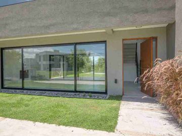 La mejor casa a la venta El Cantón Norte al agua