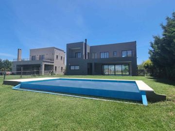 La mejor casa a la venta El Cantón Norte al agua