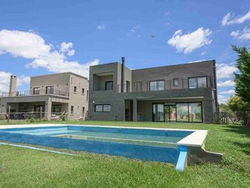 La mejor casa a la venta El Cantón Norte al agua
