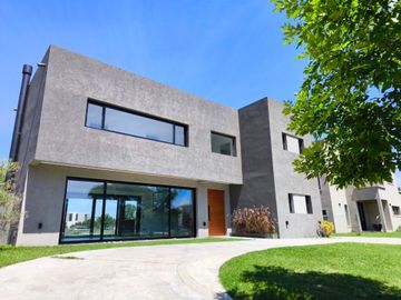 La mejor casa a la venta El Cantón Norte al agua