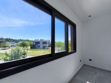 La mejor casa a la venta El Cantón Norte al agua
