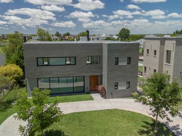 La mejor casa a la venta El Cantón Norte al agua