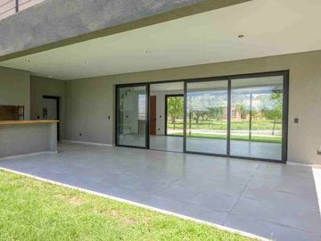 La mejor casa a la venta El Cantón Norte al agua