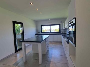 La mejor casa a la venta El Cantón Norte al agua