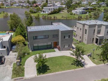La mejor casa a la venta El Cantón Norte al agua