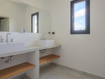 La mejor casa a la venta El Cantón Norte al agua
