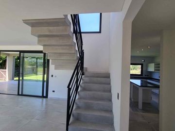 La mejor casa a la venta El Cantón Norte al agua