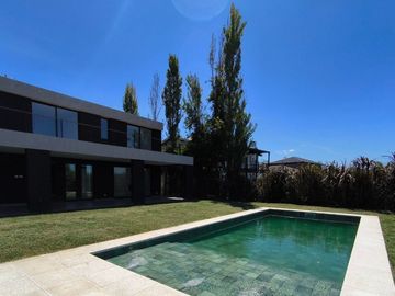 Casa a estrenar en venta al agua en San Benito
