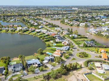 Casa a estrenar en venta al agua en San Benito