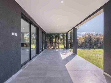 Casa a estrenar en venta al agua en San Benito