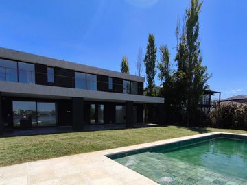 Casa a estrenar en venta al agua en San Benito