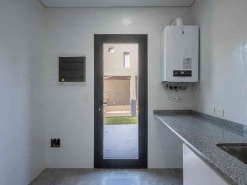 Casa a estrenar en venta al agua en San Benito